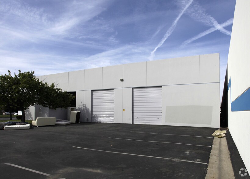 More Photos Of 2929 S Harbor Blvd, Santa Ana Warehouse For Sale