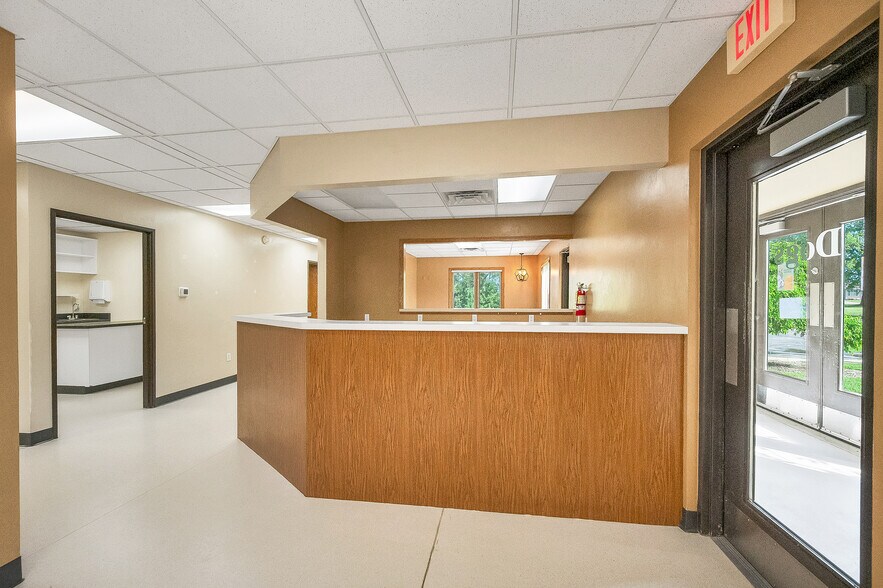 More Photos Of 2770 Manitowoc Rd, Green Bay Office For Sale