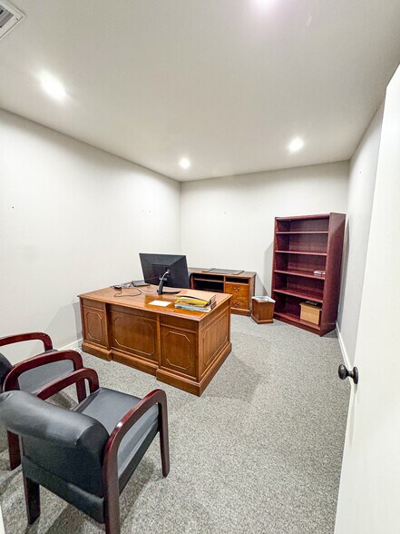 More Photos Of 119 E 2nd St, Hallettsville Office For Lease