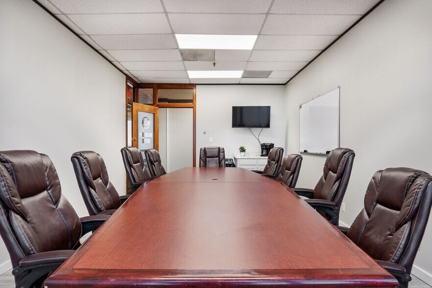 More Photos Of 1800 Teague Dr, Sherman Office For Sale
