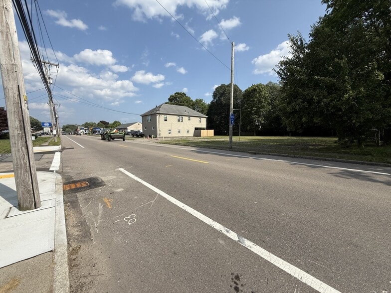 More Photos Of 418 Wilbur Ave, Swansea Land For Lease