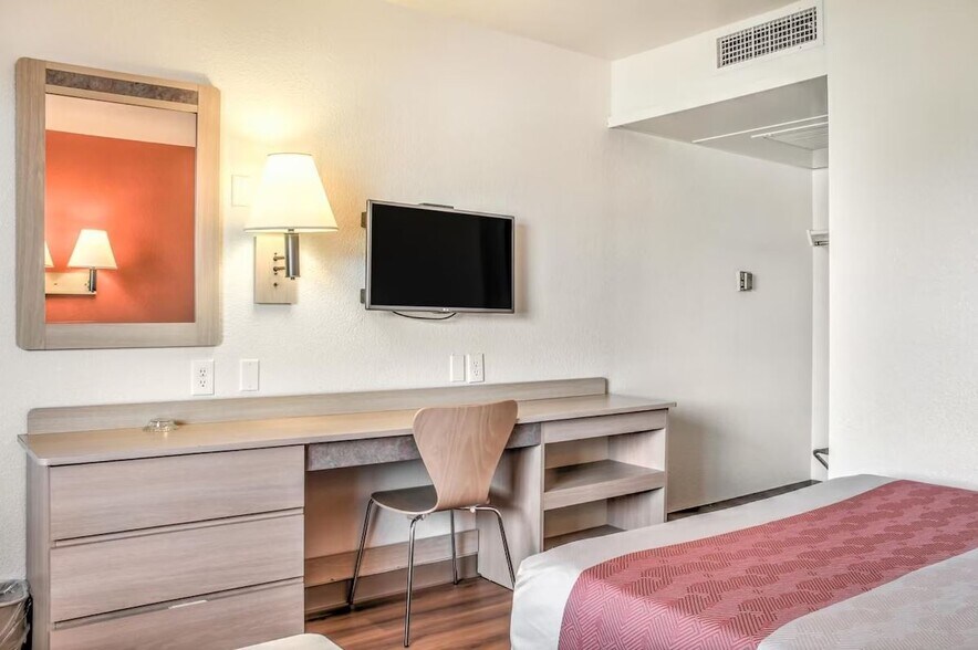 More Photos Of 16958 State Highway 58, Mojave Hotel For Sale