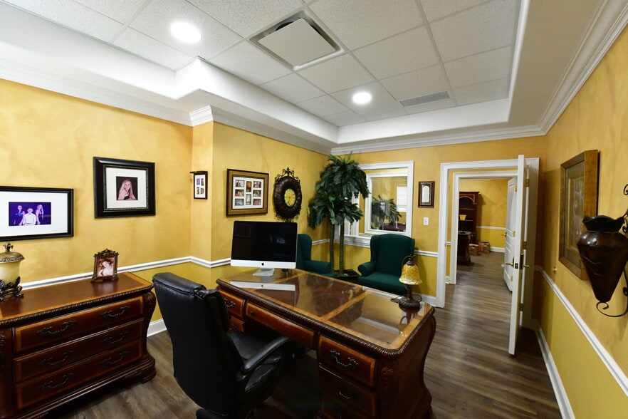 More Photos Of 1315 Providence Rd, Brandon Office Residential For Lease