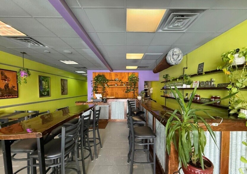 More Photos Of 8433-8457 Seneca Tpke, New Hartford Storefront For Lease