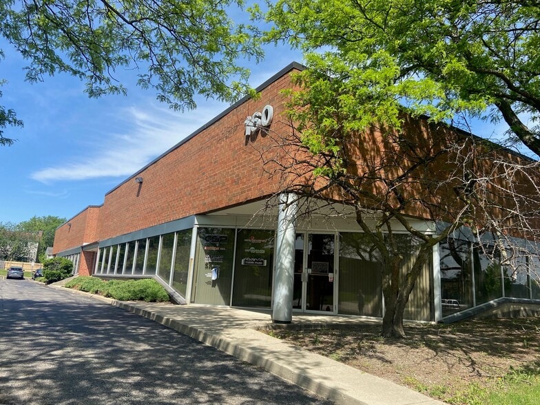 More Photos Of 160-180 Lexington Dr, Buffalo Grove Light Distribution For Lease