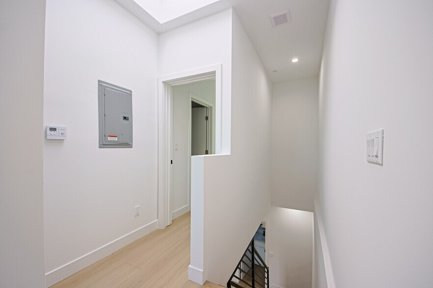 More Photos Of 2404 S Cochran Ave, Los Angeles Apartments For Sale