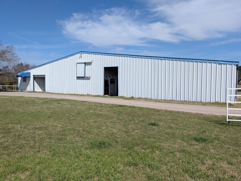 More Photos Of 843 Sundown Dr, Woodway Industrial For Lease