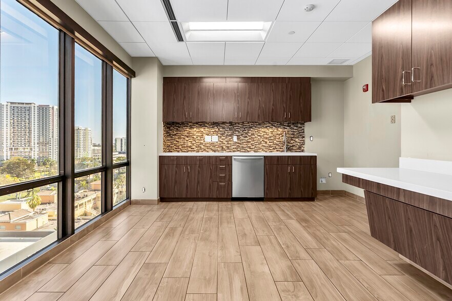 More Photos Of 1909 Tyler St, Hollywood Office For Lease