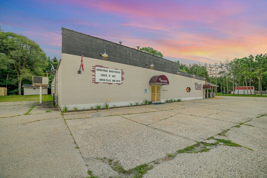 Primary Photo Of 1104 N Saginaw St, Saint Charles Bowling Alley For Sale