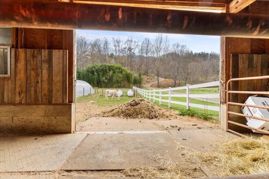 More Photos Of 1356 Coopers Cove Rd, Hardy Specialty For Sale