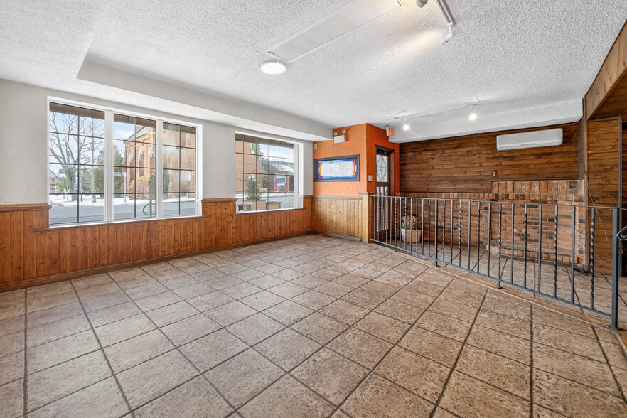 More Photos Of 277 Queen St S, Mississauga Storefront Retail Residential For Lease