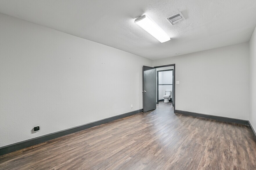 More Photos Of 512 N Friendswood Dr, Friendswood Office For Lease