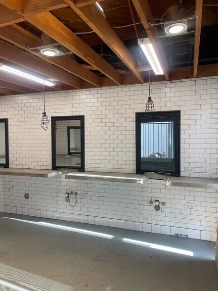 More Photos Of 428 Lincoln Blvd, Venice Freestanding For Lease