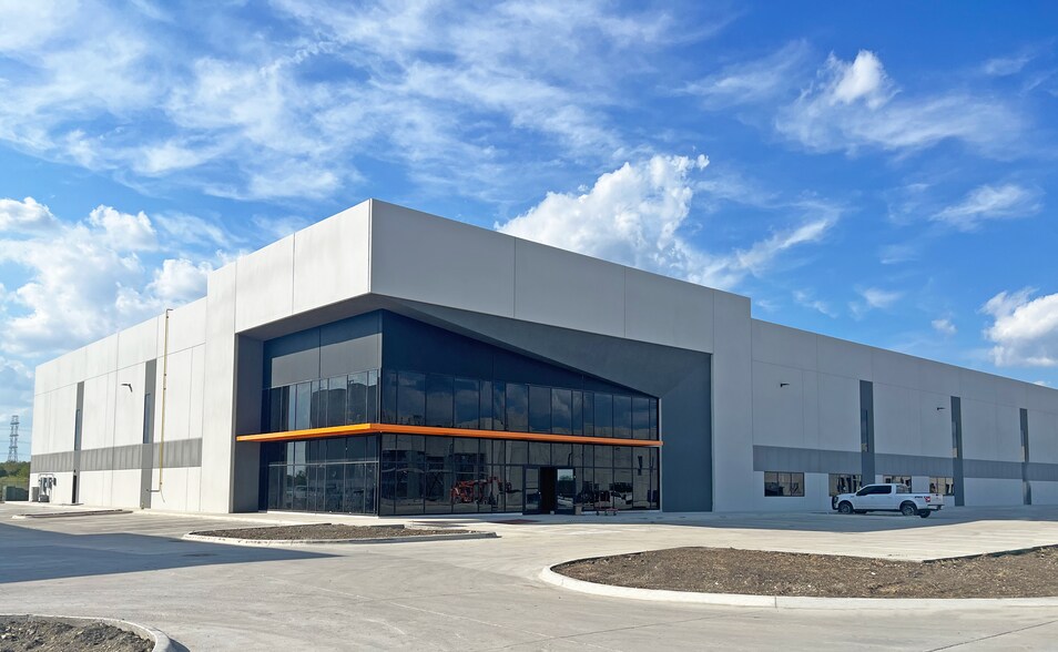 More Photos Of 11708 McAngus Rd, Del Valle Warehouse For Lease