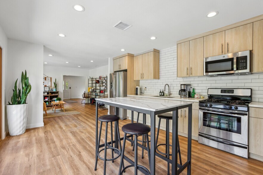 More Photos Of 6082 Selma Ave, Los Angeles Rehabilitation Center For Lease