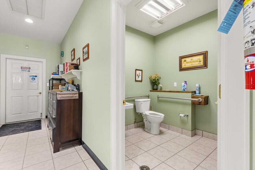 More Photos Of 5252 FM 517 Rd E, Dickinson Flex For Sale