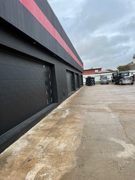 More Photos Of 3119 Interstate 30, Mesquite Showroom For Sale