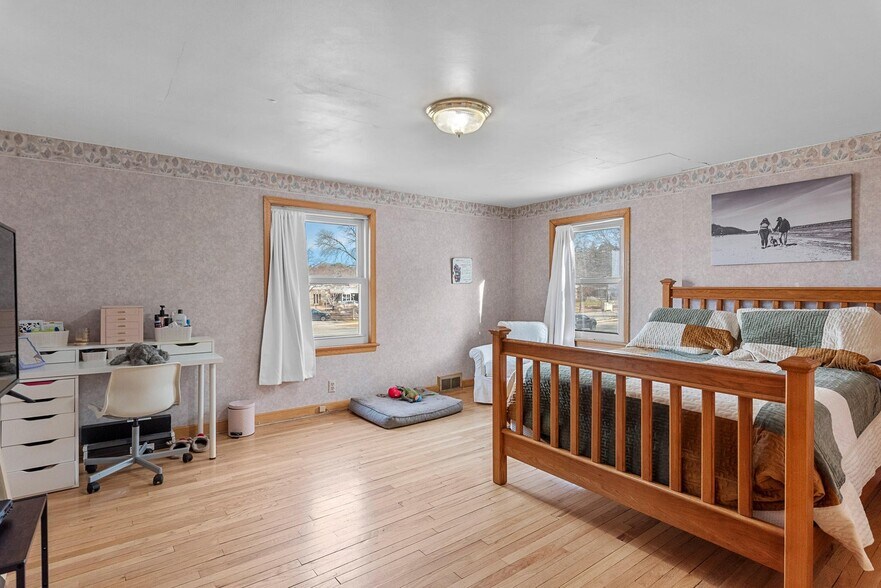 More Photos Of 1405 W Silver Spring Dr, Milwaukee Veterinarian Kennel For Sale