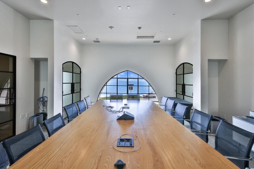 More Photos Of 17575 Pacific Coast Hwy, Pacific Palisades Loft Creative Space For Lease