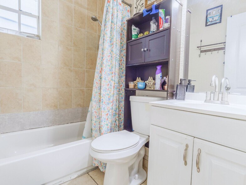 More Photos Of 3490 NW 32nd Ave, Miami General Retail For Sale