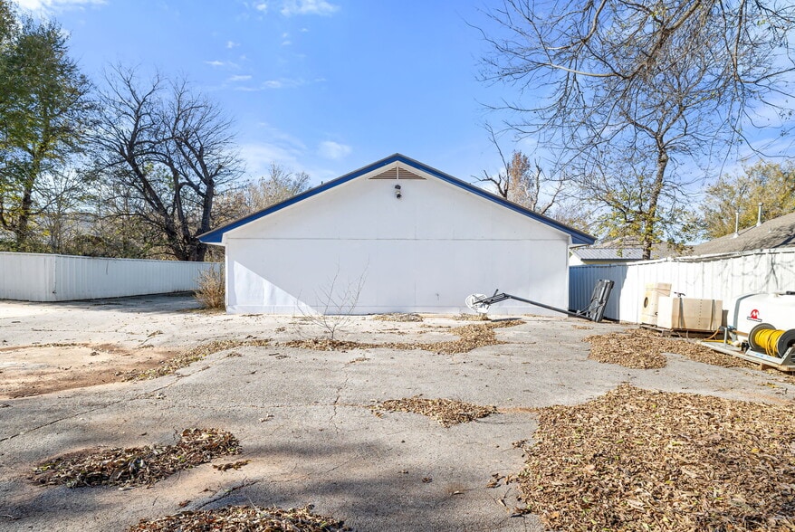 More Photos Of 115 N 8th St, Yukon Religious Facility For Sale