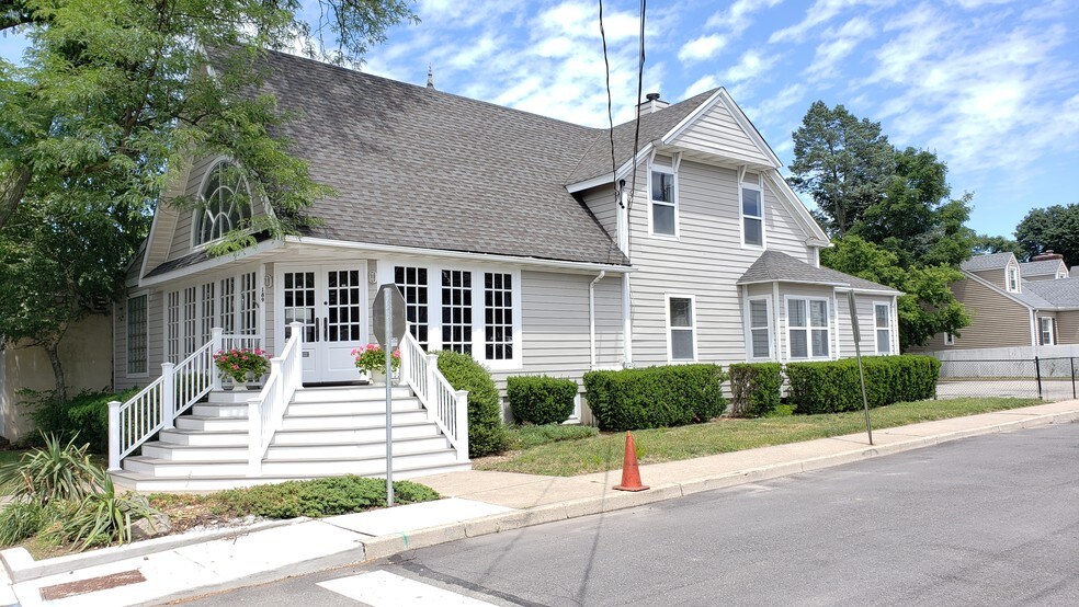 Primary Photo Of 189 South St, Oyster Bay Office For Lease