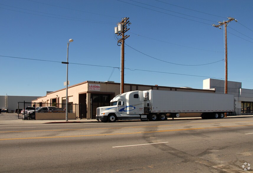 More Photos Of 12860-12872 Foothill Blvd, Sylmar Warehouse For Lease