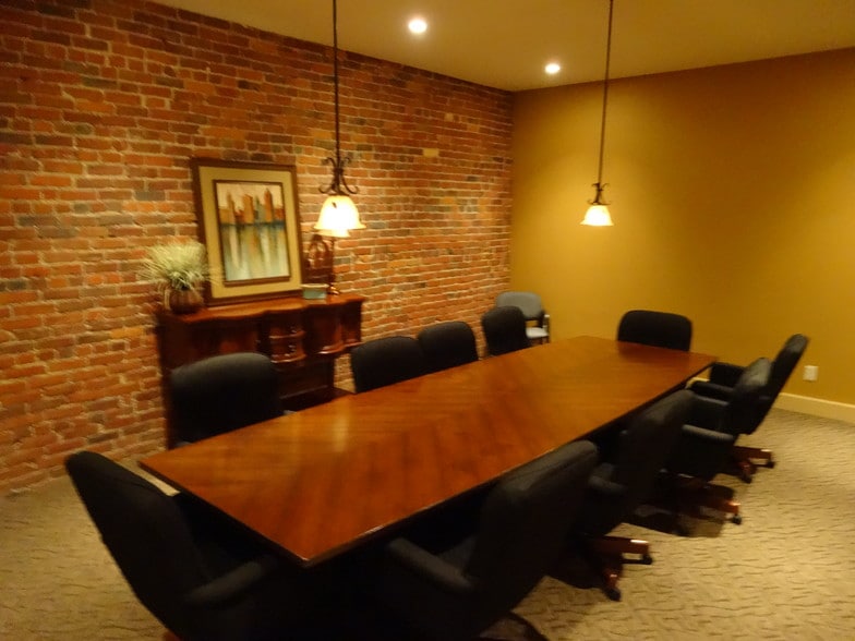 More Photos Of 435-437 E Main St, Greenwood Office For Lease