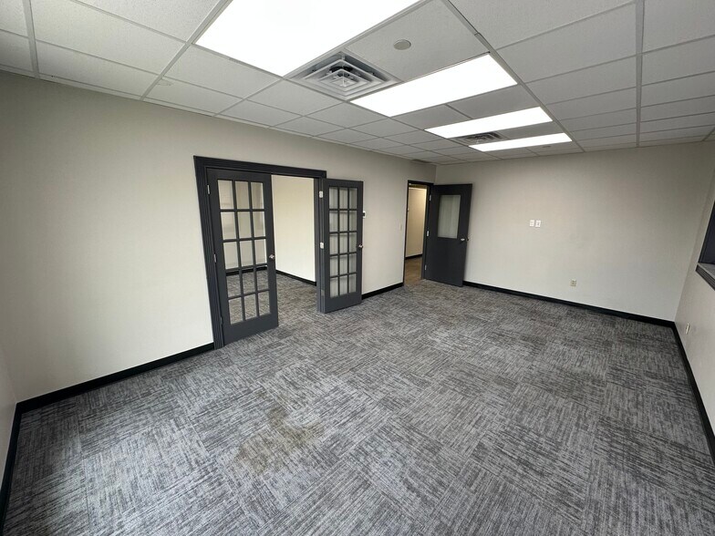 More Photos Of 3171 E Sunshine St, Springfield Office Residential For Lease