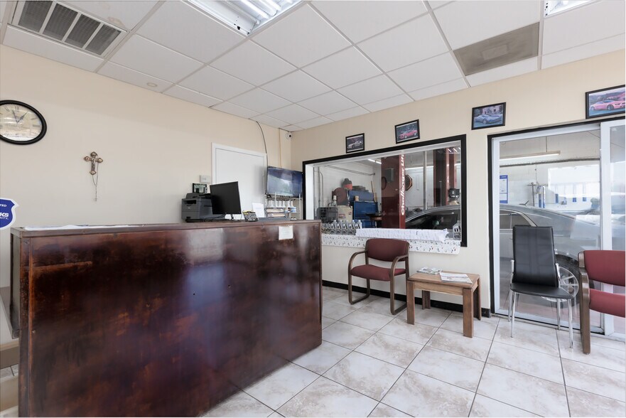 More Photos Of 1002 Edgebrook Dr, Houston Auto Repair For Sale