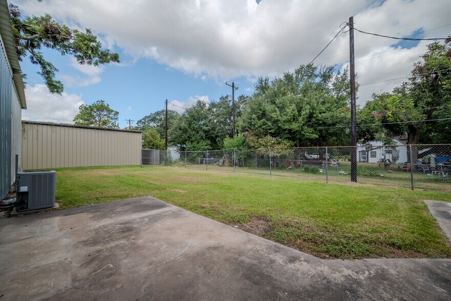 More Photos Of 619 E Jackson St, El Campo Warehouse For Sale