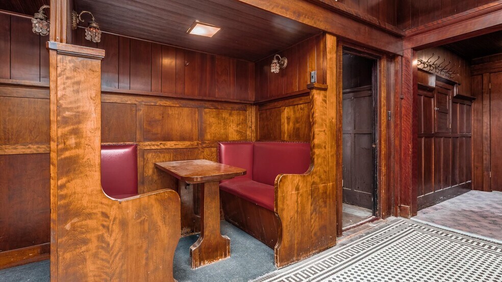 More Photos Of 22 N Park Pl, Newark Bar For Lease