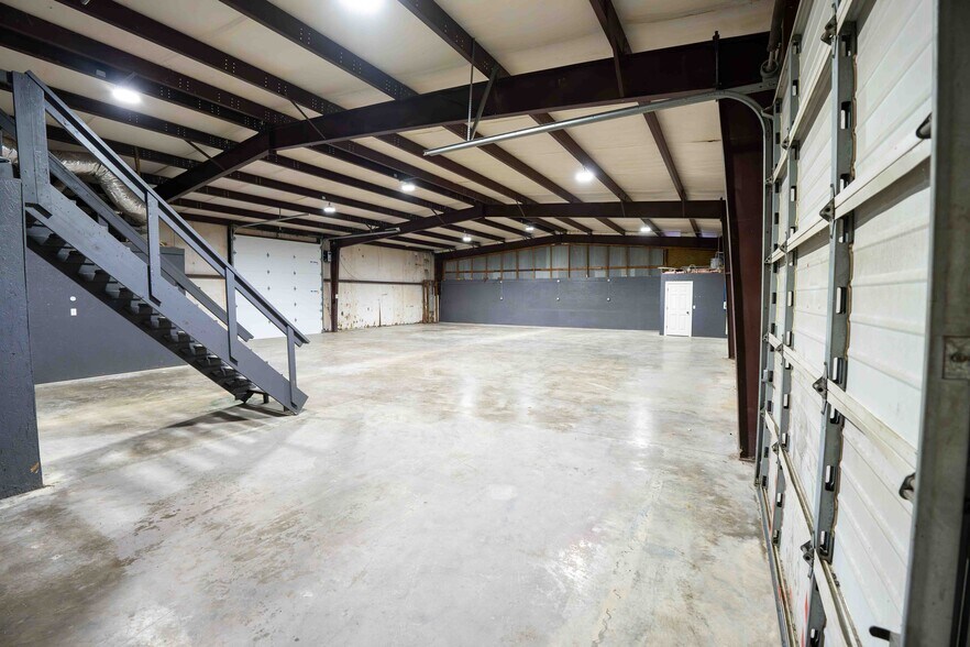More Photos Of 220 Ken Dr, Sherman Warehouse For Lease
