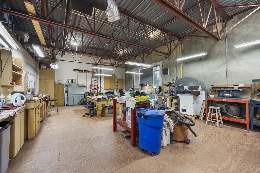 More Photos Of 19289 Langley Byp, Surrey Light Distribution For Sale