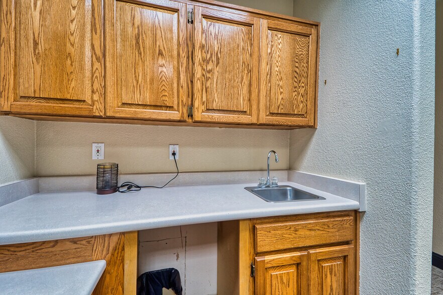 More Photos Of 471 Century Park Dr, Yuba City Office For Sale