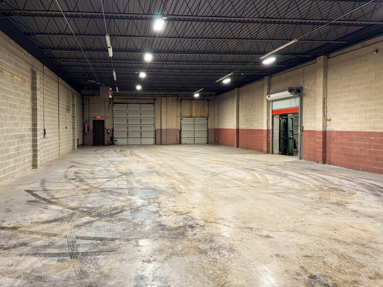 More Photos Of 3901 Nebraska St, Levittown Warehouse For Lease