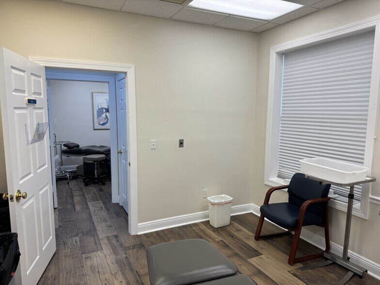 More Photos Of 1044 Goodlette-Frank Rd N, Naples Medical For Lease