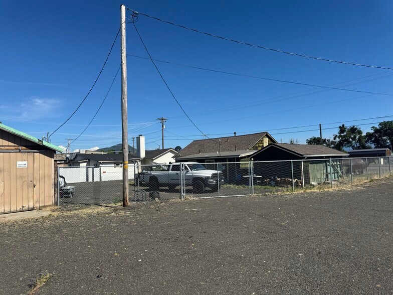 More Photos Of 5077 Table Rock Rd, Central Point Contractor Storage Yard For Sale