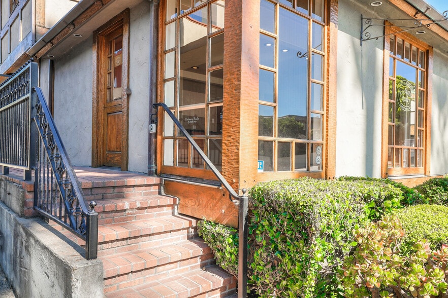 More Photos Of San Carlos St, Carmel Storefront Retail Office For Lease