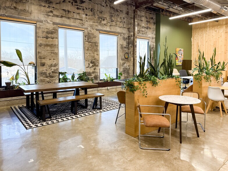 More Photos Of 600 S 1st St, Rogers Warehouse For Lease