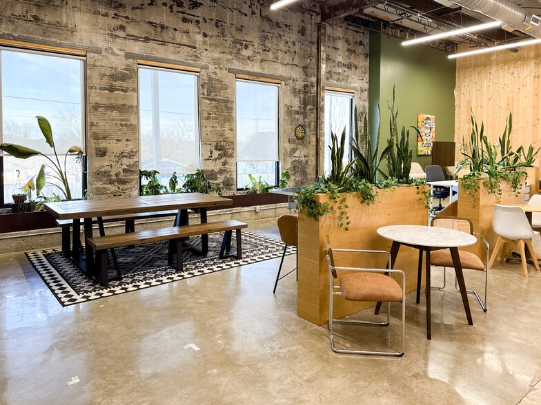 More Photos Of 600 S 1st St, Rogers Warehouse For Lease