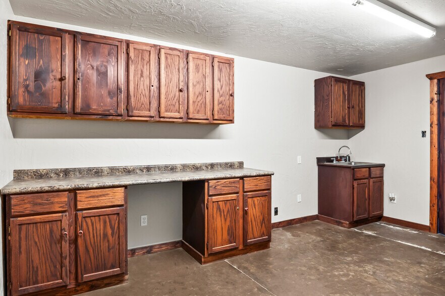 More Photos Of 207 Clay St, Nocona Storefront For Lease