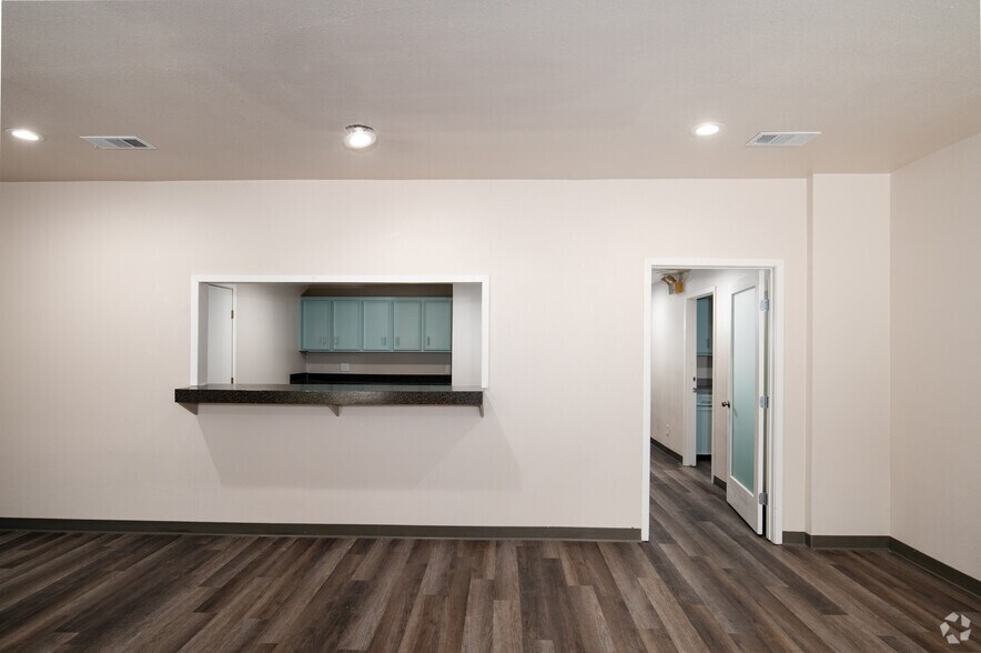 More Photos Of 1721 Cimarron Trl, Hurst Medical For Lease