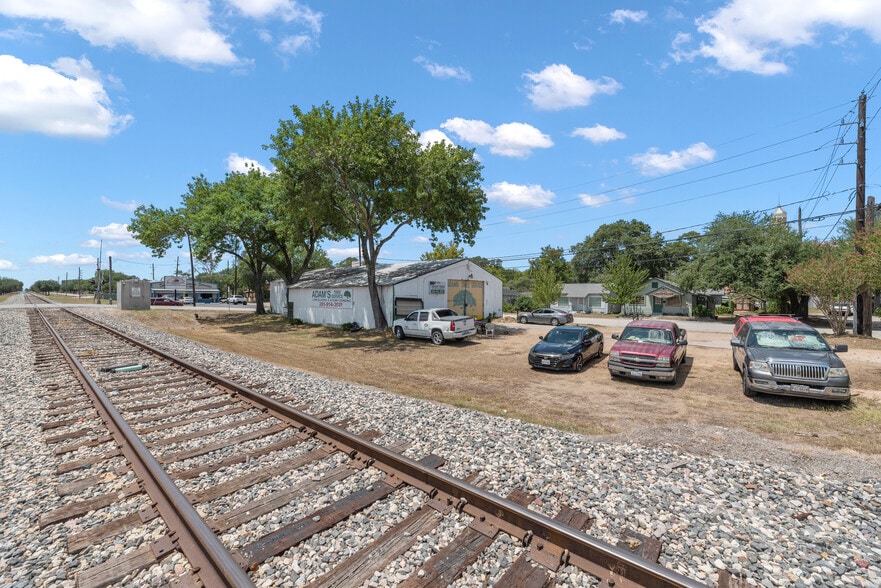 More Photos Of 800 Avenue D, Katy Warehouse For Sale