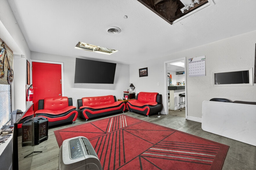 More Photos Of 940 W Hatcher Rd, Phoenix Freestanding For Sale
