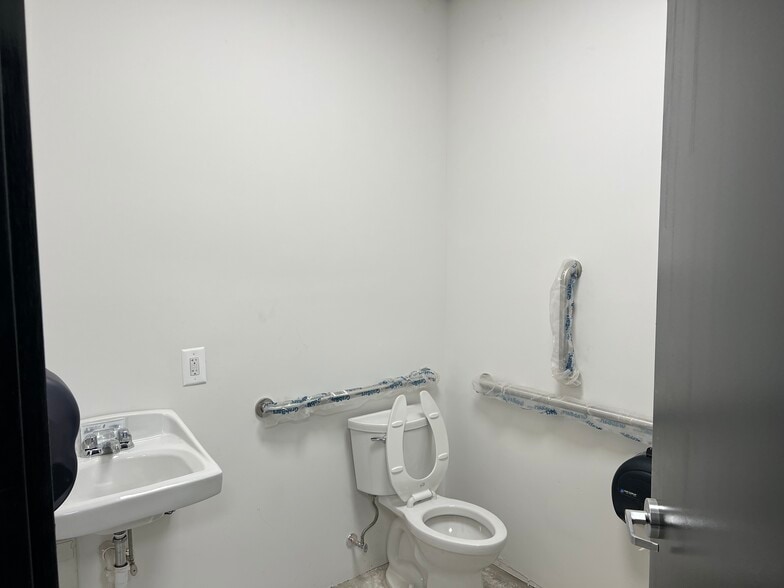 More Photos Of 948 Mclean Ave, Yonkers Storefront For Lease