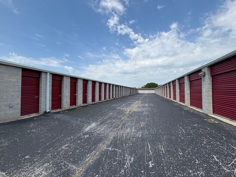 More Photos Of 1869 N Calhoun Rd, Nixa Self Storage For Sale