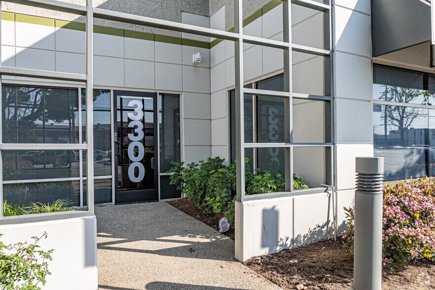 More Photos Of 3300-3328 Garfield Ave, Commerce Light Manufacturing For Lease