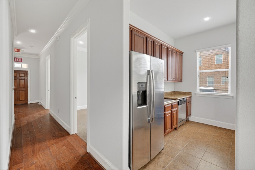 More Photos Of 25511 Budde Rd, The Woodlands Office For Sale