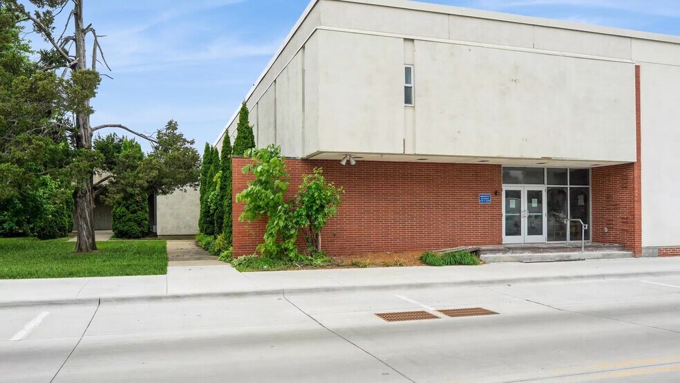 Primary Photo Of 202-210 W State St, Marshalltown Office For Sale